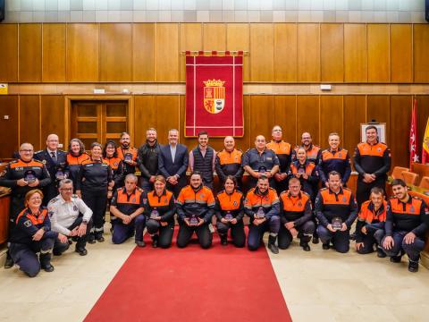 El alcalde, Alejandro Navarro, y el concejal de Seguridad, Alberto Cantalejo, acompañados del jefe operativo de Protección Civil de Torrejón de Ardoz, Rafael Fernández, en el Salón de Plenos, donde entregaron una placa conmemorativa a los voluntarios de Protección Civil de distintos municipios  
